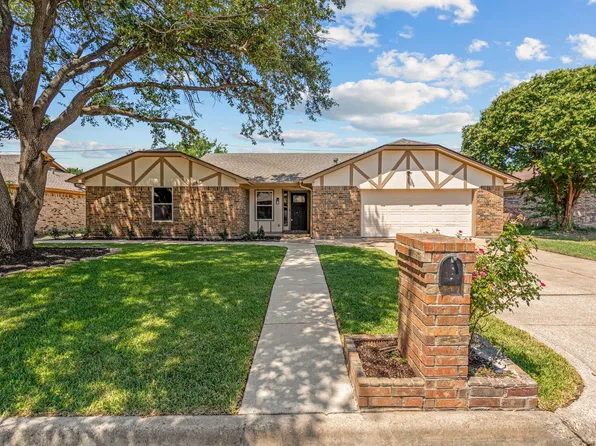 5717 Acapulco Dr, North Richland Hills, TX 76180