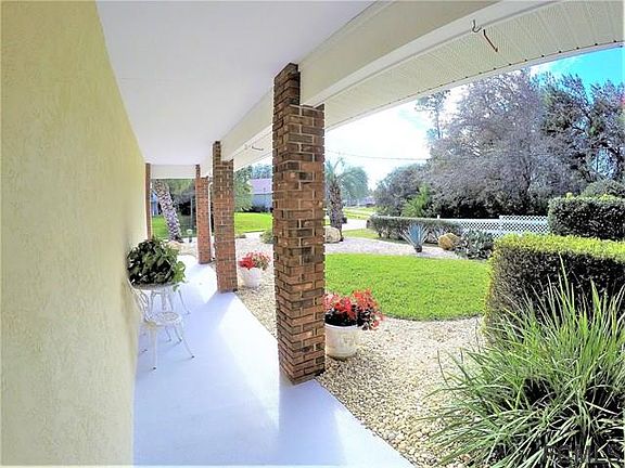 3rd image of 18 Fallen Oak Ln