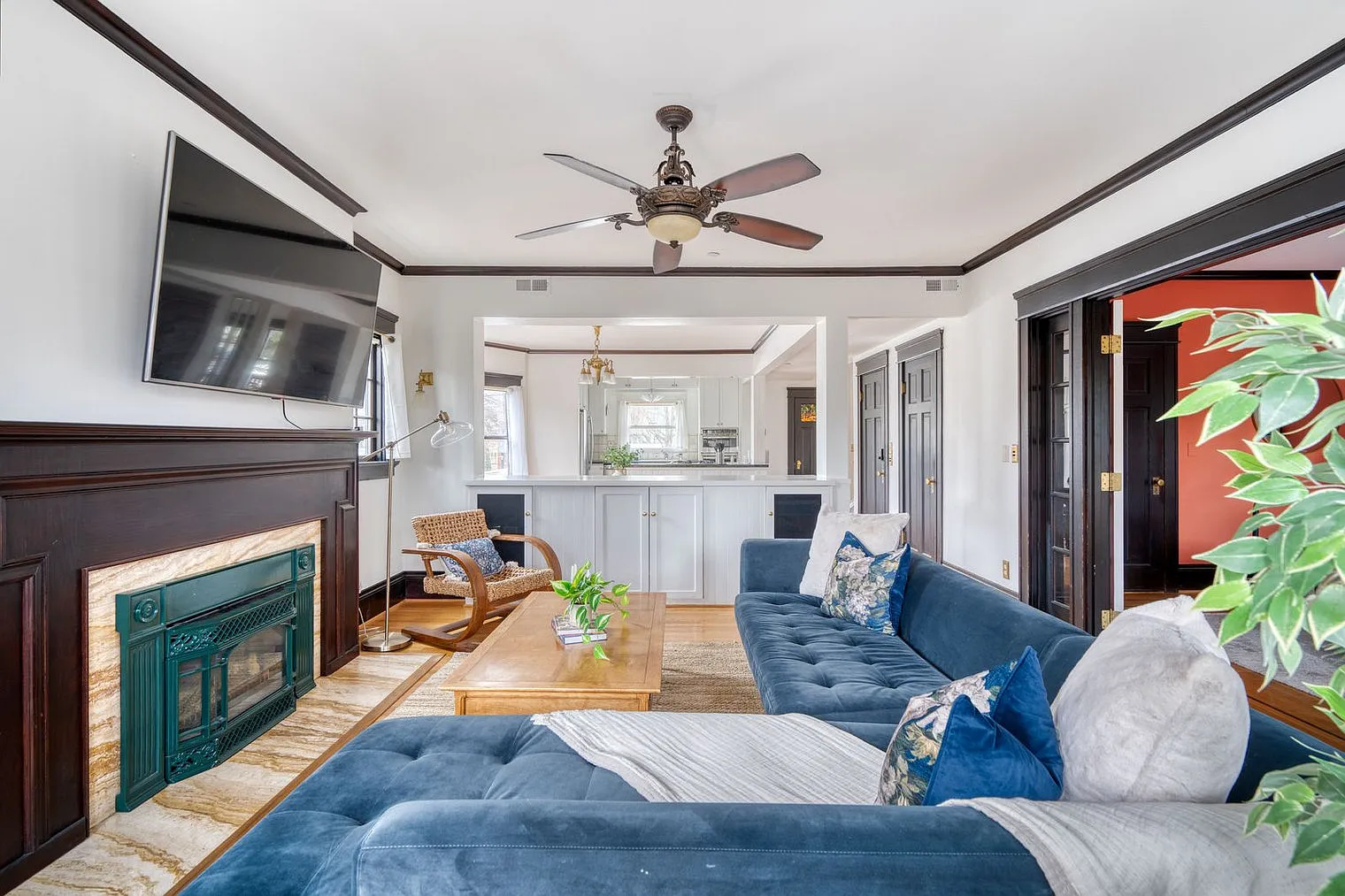 2 bed, 2.0 bath, 1991 sqft, $6,860 — Photo 3