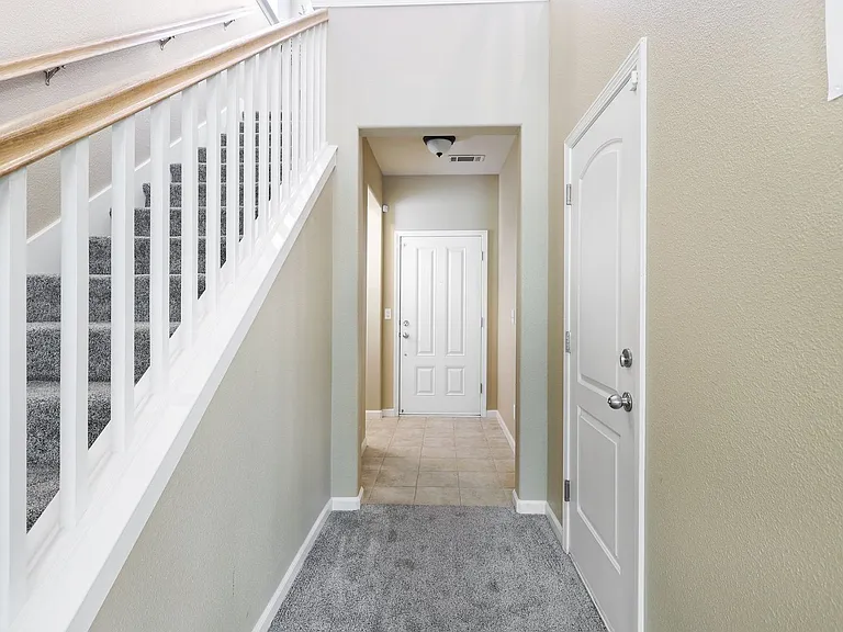 2035 Vienna Way — Photo 2