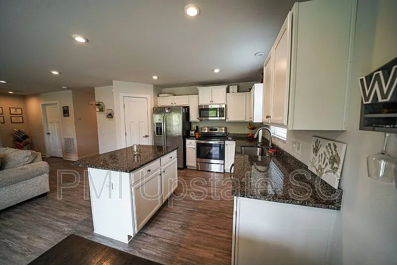 3 bed, 2.0 bath, 1361 sqft, $1,825 — Photo 3