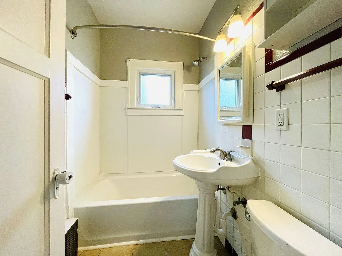 4 bed, 2.0 bath, 1574 sqft, $1,998 — Photo 4