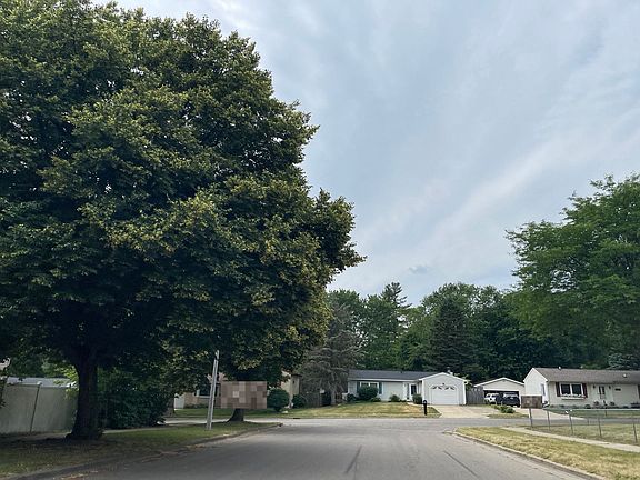 4th image of 212 W Claremore Dr