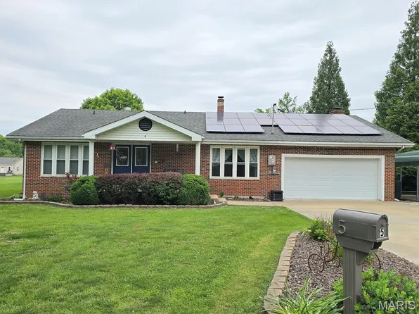 5 Yount Dr, Hillsboro, IL 62049