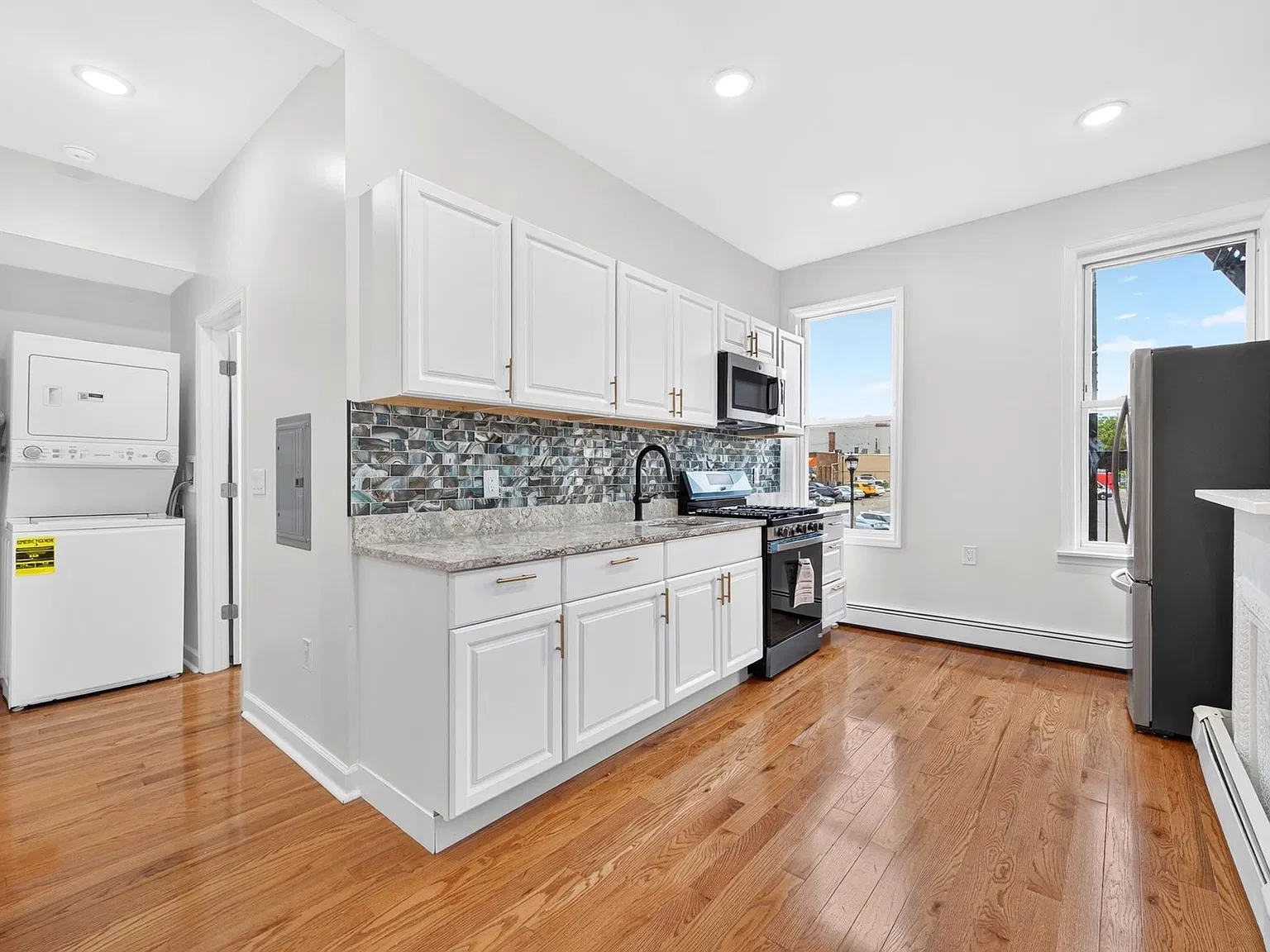 3 bed, 2.0 bath, $3,700 — Photo 3