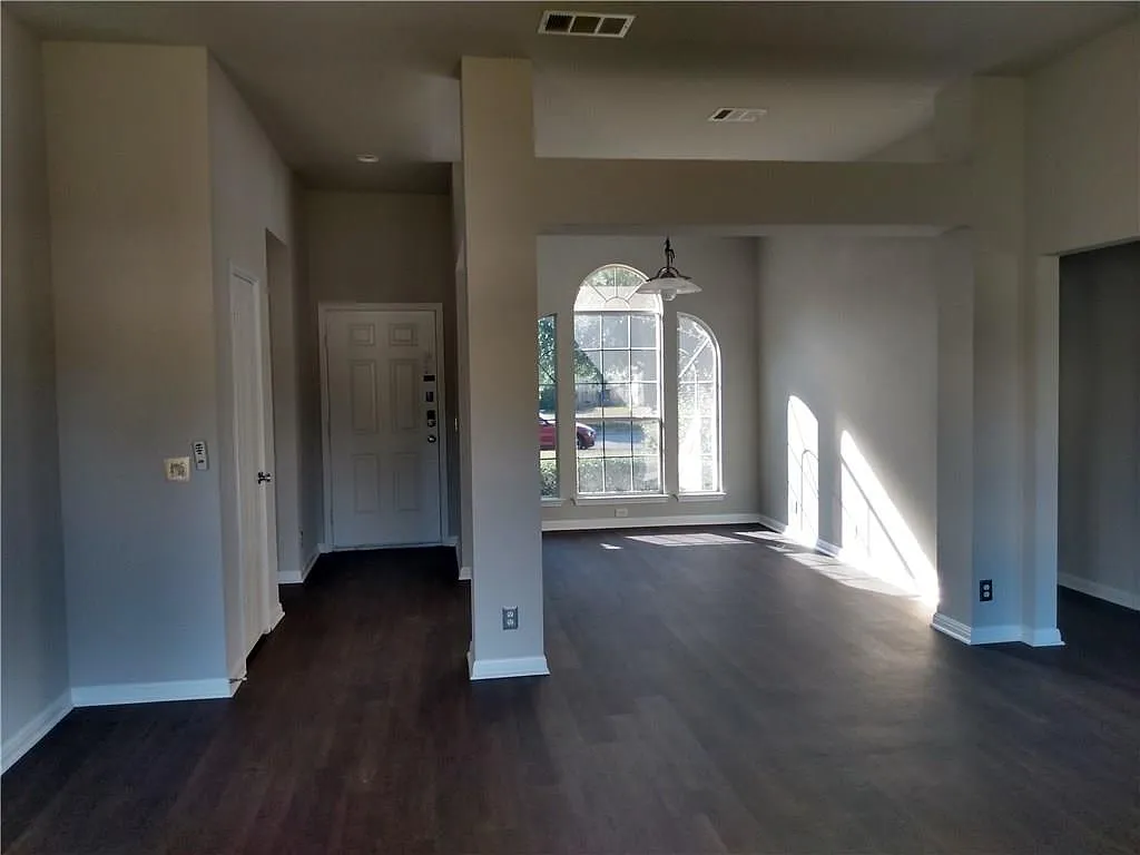 3 bed, 2.0 bath, 1361 sqft, $1,650 — Photo 3