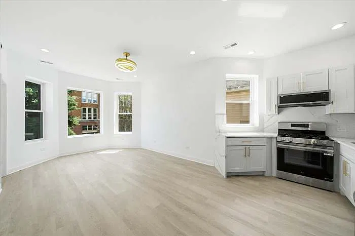 Open floor plan kitchen/living rm