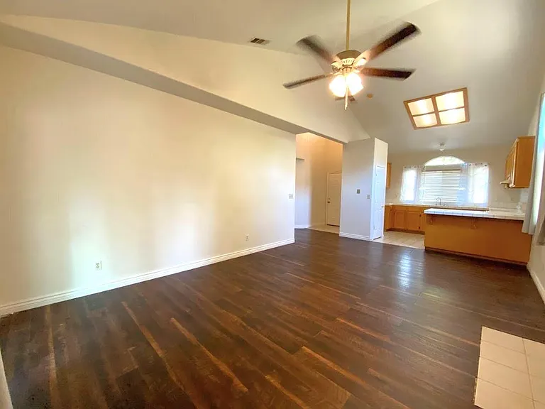 3125 Campus Dr — Photo 5