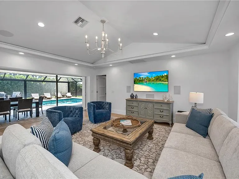 718 Old Trail Dr — Photo 2