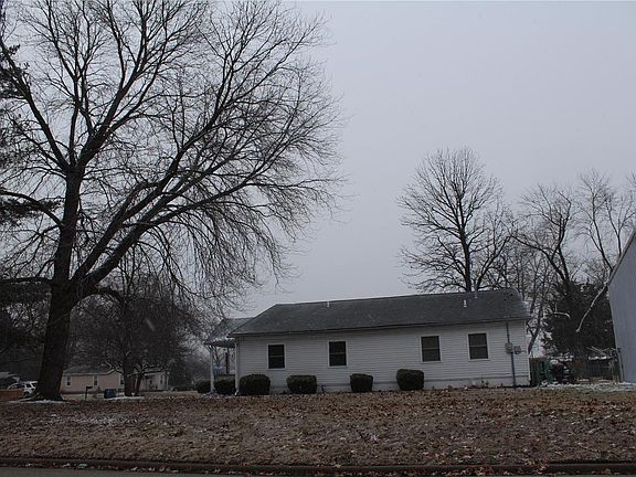 3rd image of 400 Roosevelt Ave