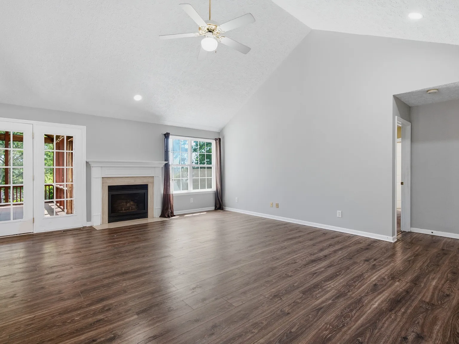 3 bed, 2.0 bath, 1554 sqft, $2,400 — Photo 4