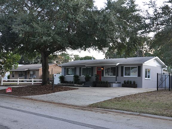 2nd image of 159 NE Lincoln Cir N