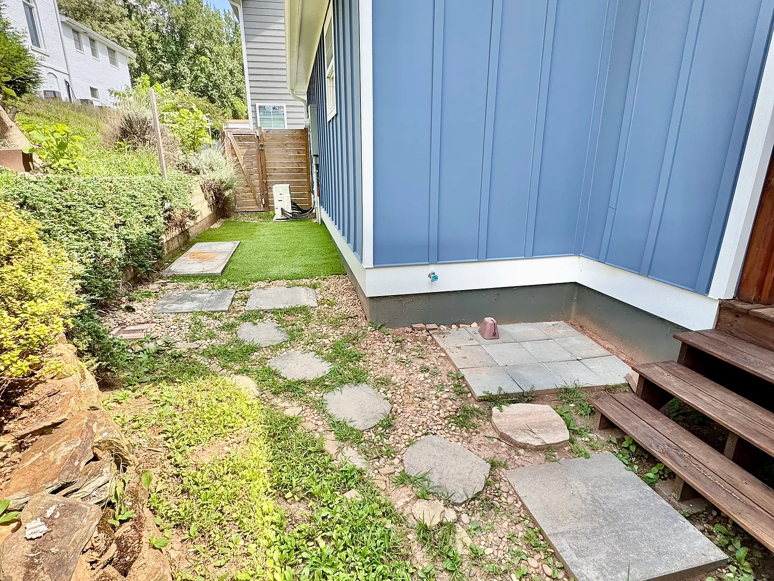 320 Cottage Ct — Photo 3