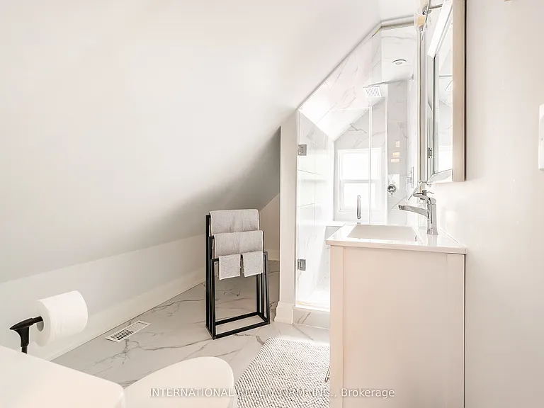 2256 Queen St E #1 — Photo 11