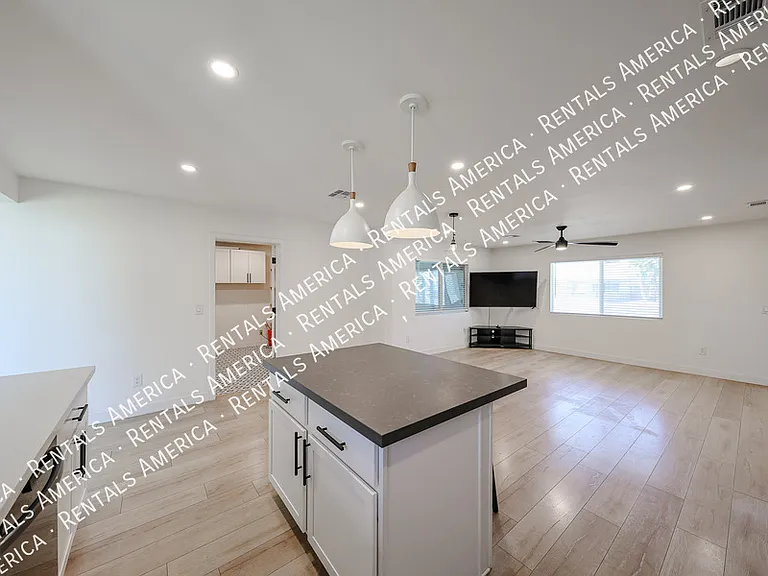 1909 E Indianola Ave — Photo 15