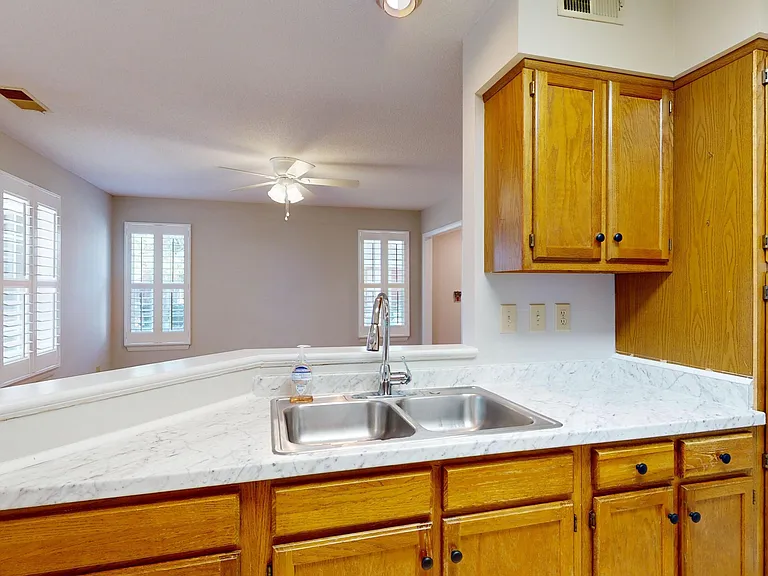 727 Chancery Ln — Photo 8