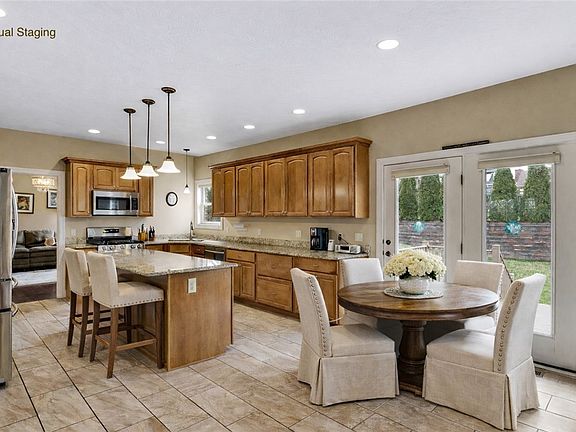 5th image of 1010 Country Club Rd