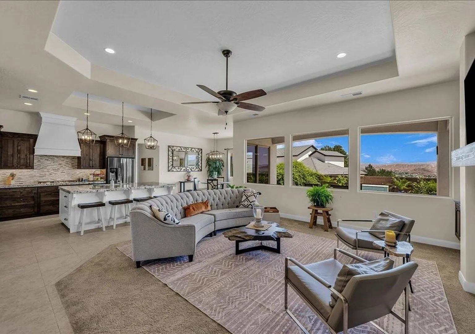 Luxury Furnished Home with Pool — Photo 4