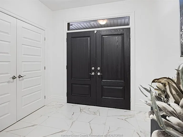 116 Peters St — Photo 2
