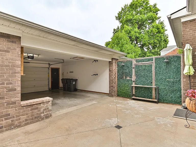 703 Lyndon Ln — Photo 23