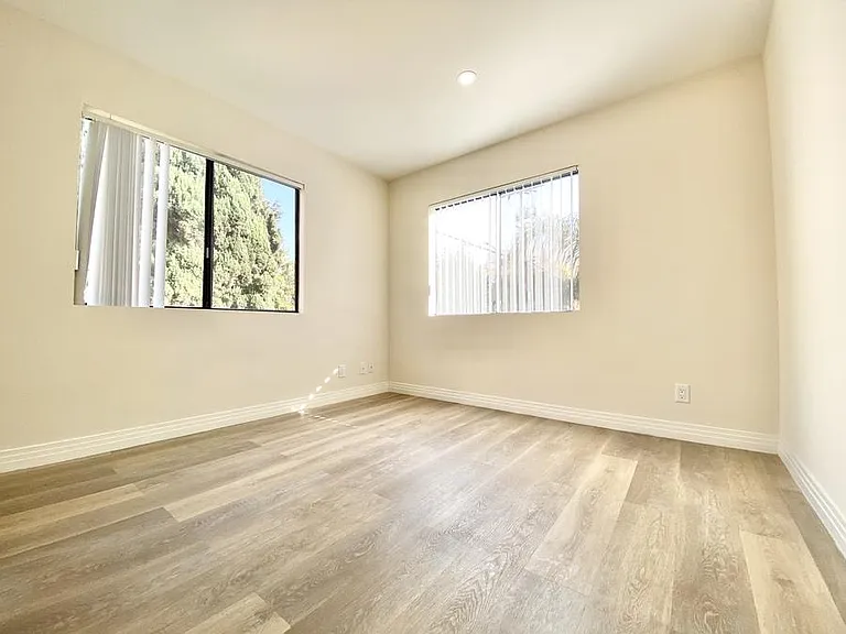Hyde Park Apts — Photo 4