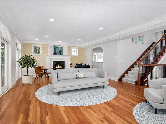 5th image of 3890 Sunset Dr