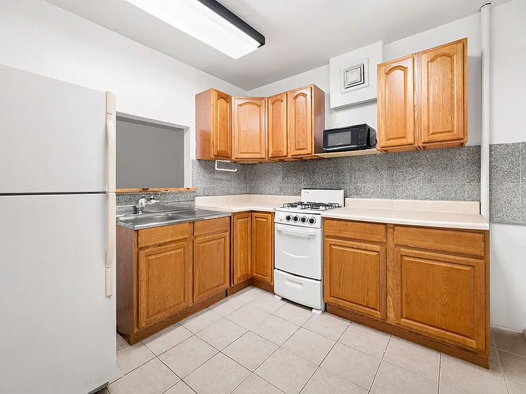 305 E 105th St #1B — Photo 1
