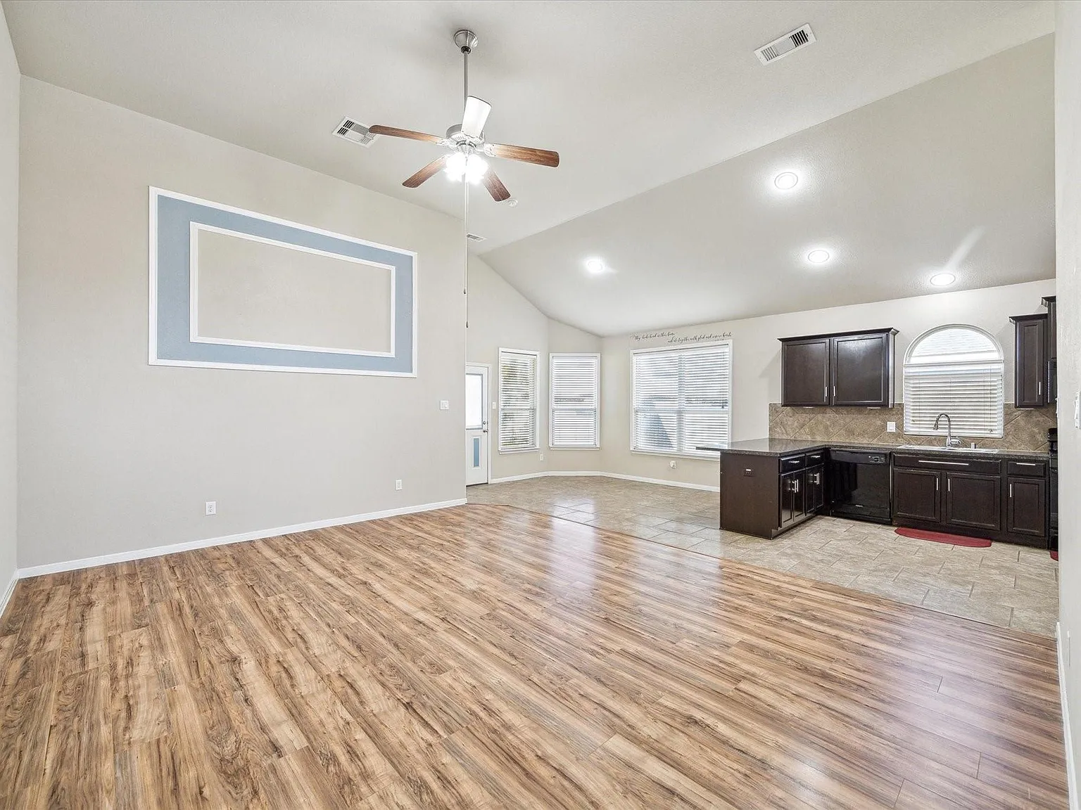 3 bed, 2.0 bath, 1649 sqft, $2,100 — Photo 4