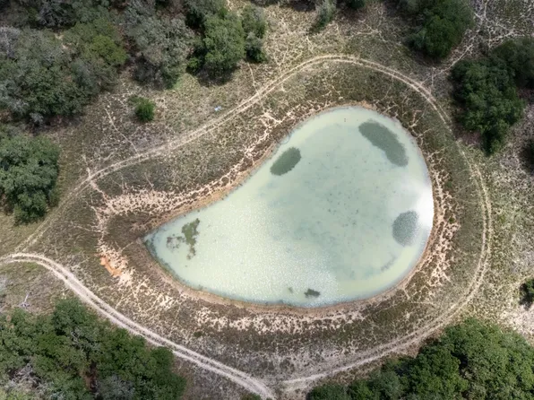 2404 County Road 320, Floresville, TX 78114