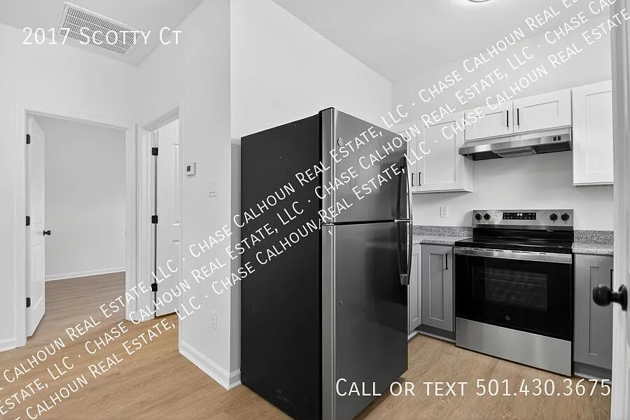 Enjoy this charming duplex near the University of Arkansas at Little Rock — Photo 2