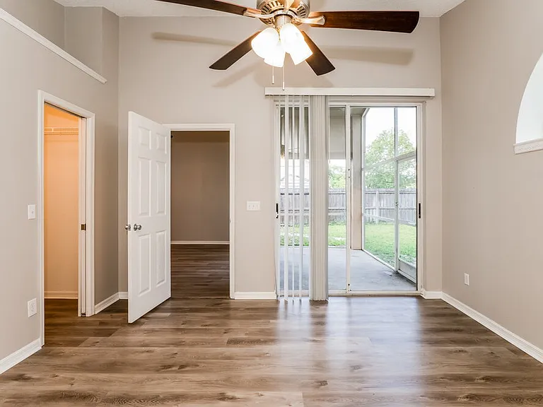 466 Valencia Place Cir — Photo 8