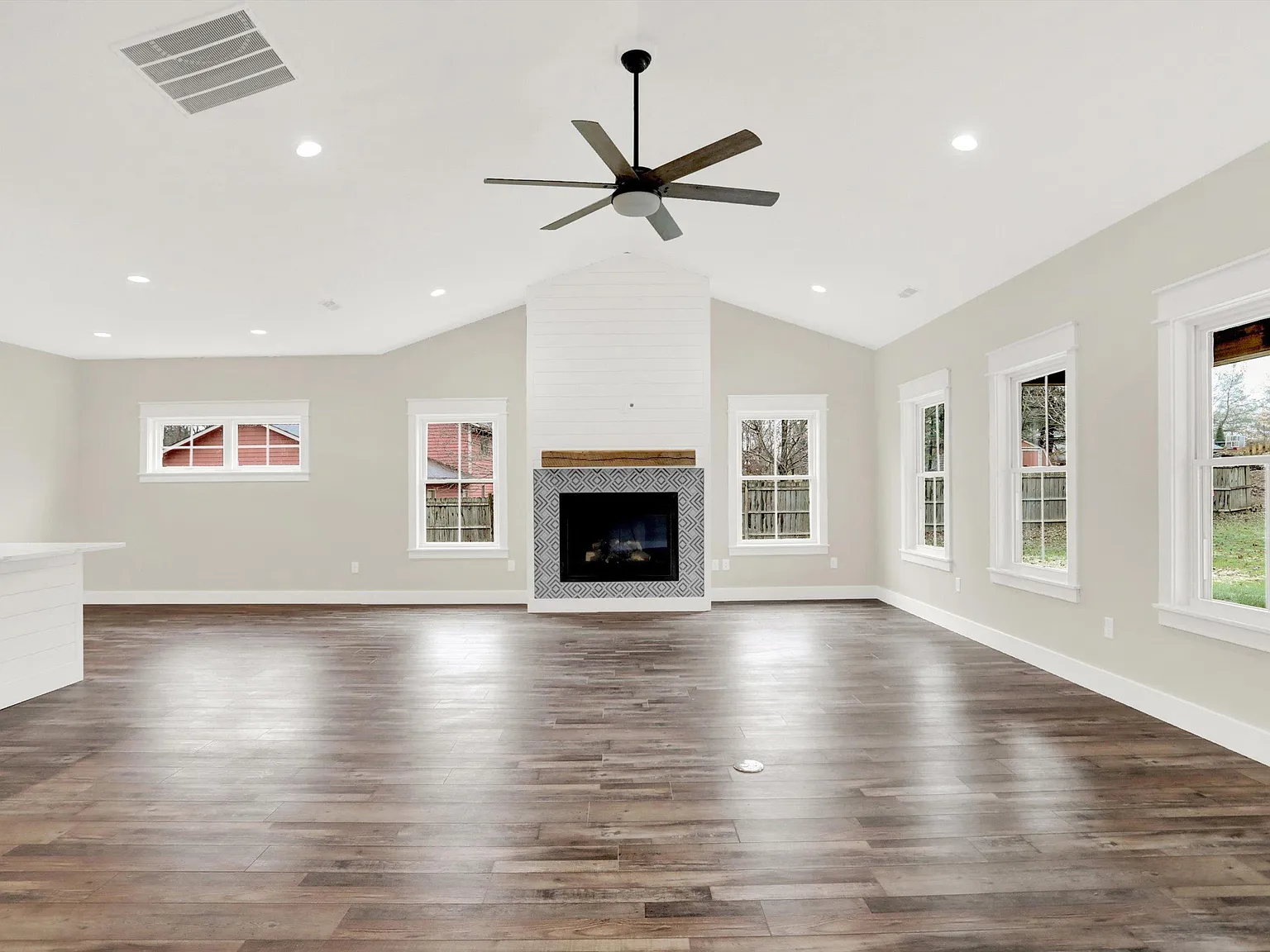 4 bed, 3.0 bath, 2610 sqft, $3,500 — Photo 4