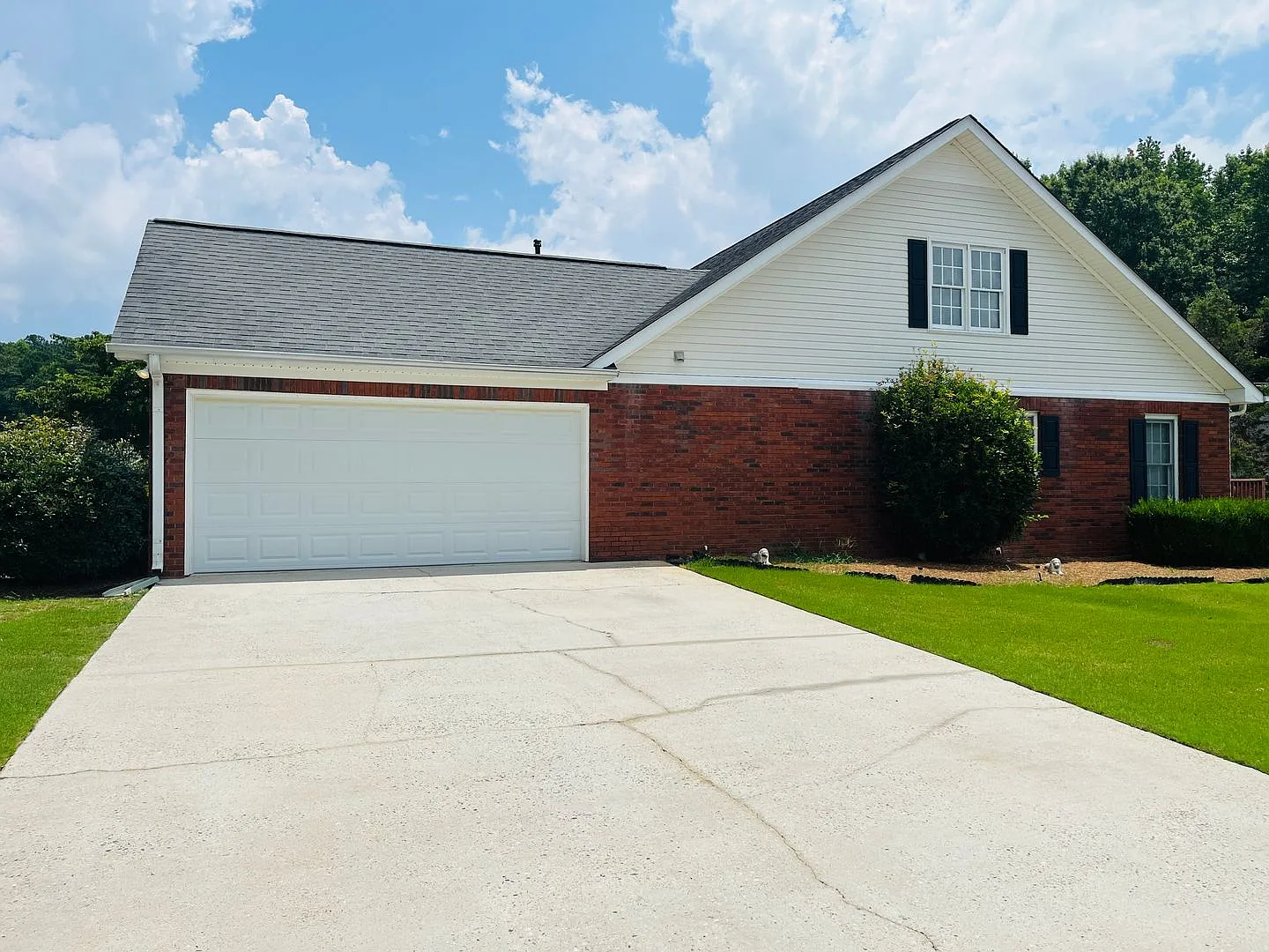 Prime Fayetteville location, 4 bed/3 full baths, close to movie studio, Senoia/PTC, lawn care inc... — Photo 2