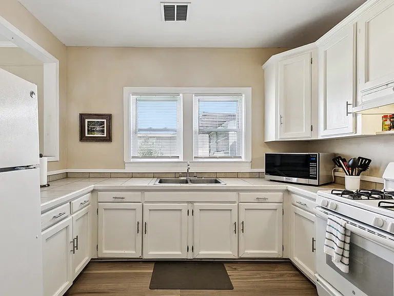 112 Saint Charles Pl — Photo 1