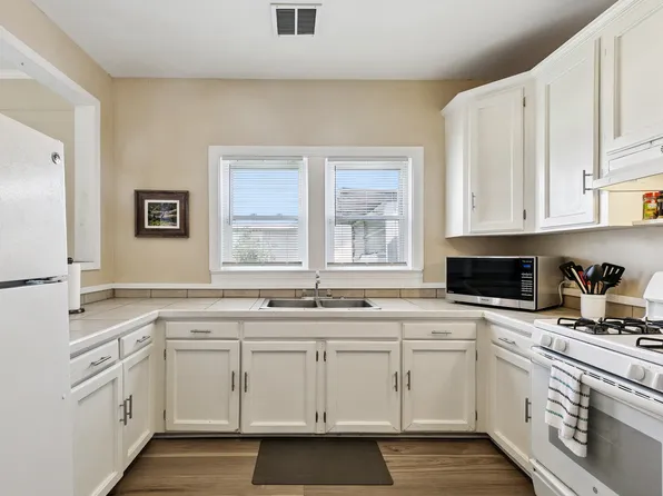 112 Saint Charles Pl, Hahnville, LA 70057