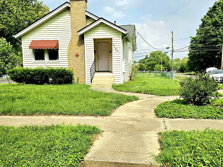 2744 Dwight Ave — Photo 2