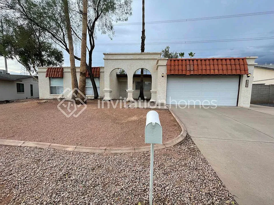 2612 W Summit Pl