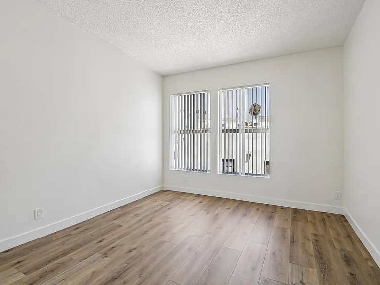 521 N Kenmore Ave #102 — Photo 14