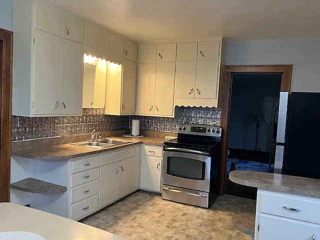 Kitchen - NO dishwasher