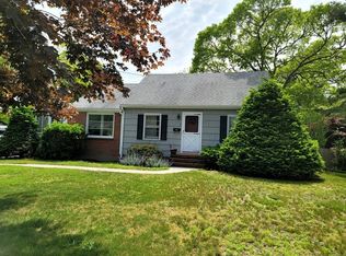 1 Colonial Rd, Bourne, MA 02532