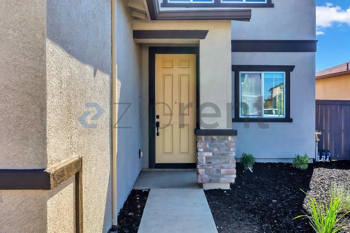 4 bed, 2.5 bath, 2028 sqft, $3,500 — Photo 4