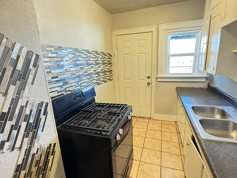 525 SW 24th St #3 — Photo 5