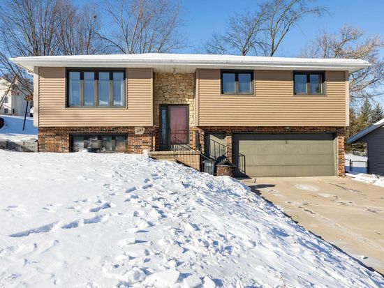 3163 Killarney Ct, Dubuque, IA 52001
