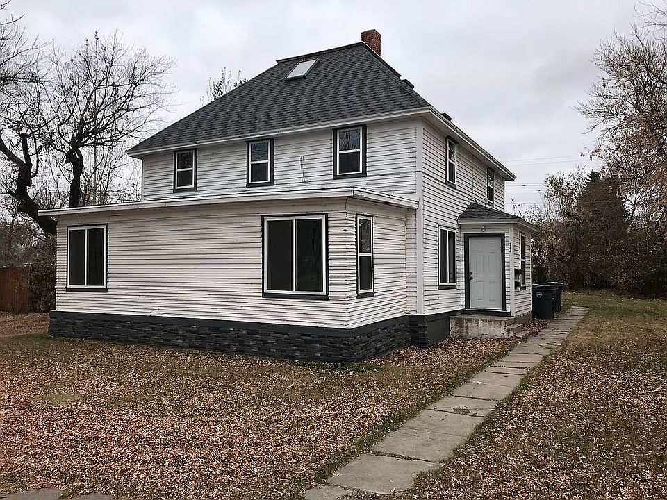 1st image of 320 3rd St SW