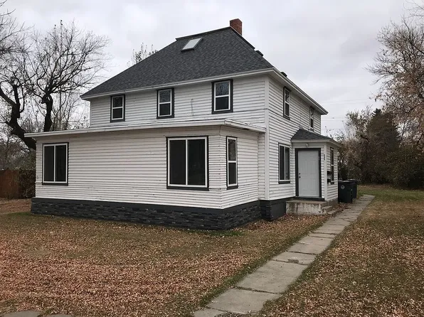 320 3rd St SW, Rugby, ND 58368