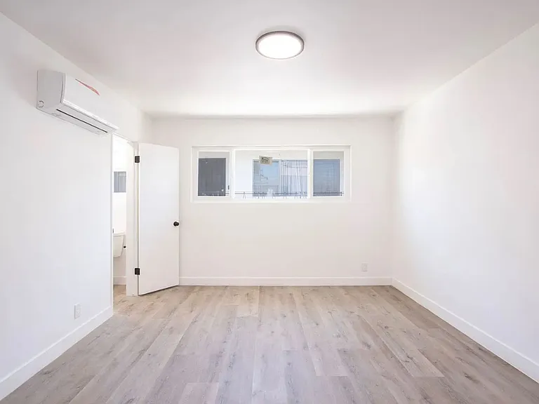 1042 N Orange Grove Ave — Photo 10