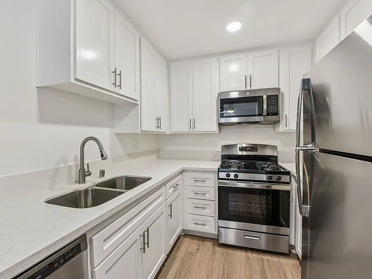 310 Virgil — Photo 10