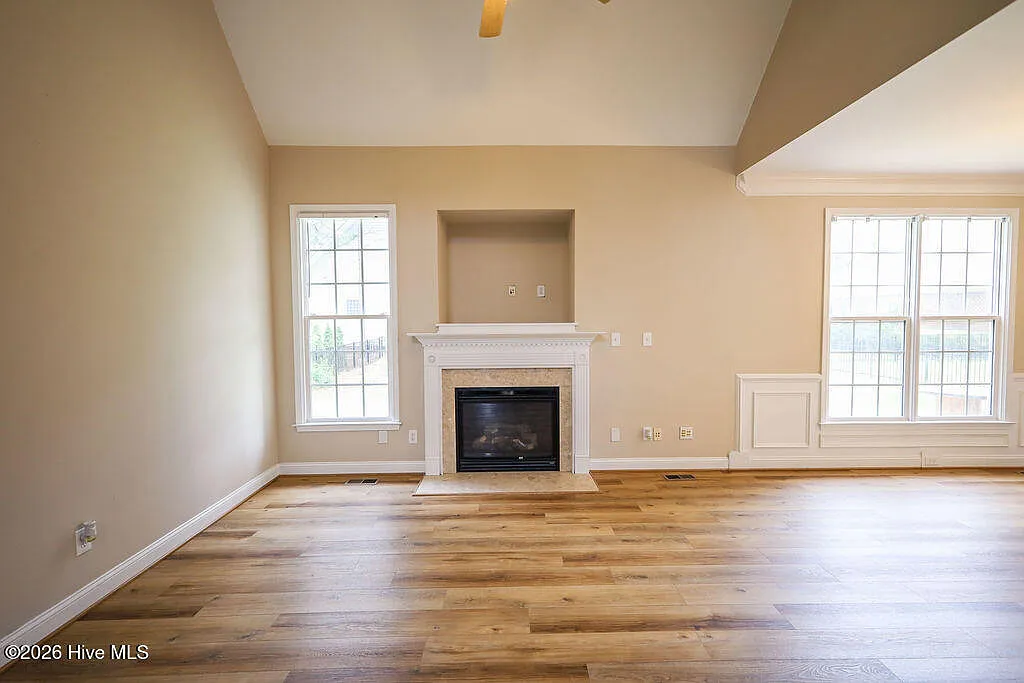 3 bed, 2.5 bath, 1616 sqft, $2,300 — Photo 3