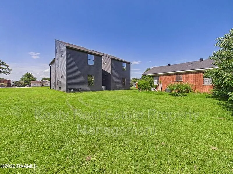 3 bed, 2.0 bath, 1030 sqft, $1,950 — Photo 4