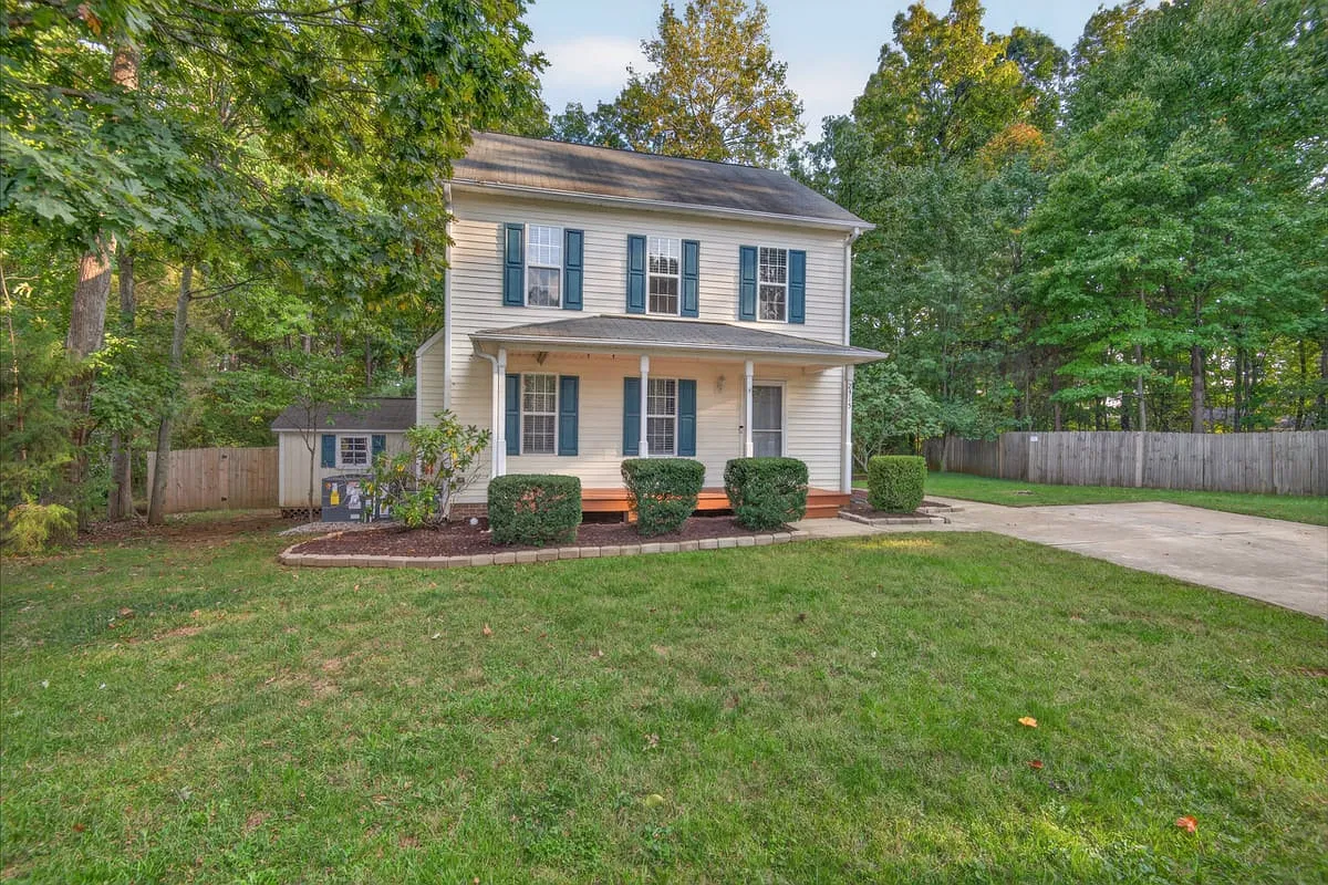 3 bed, 2.5 bath, 1469 sqft, $2,100 — Photo 3